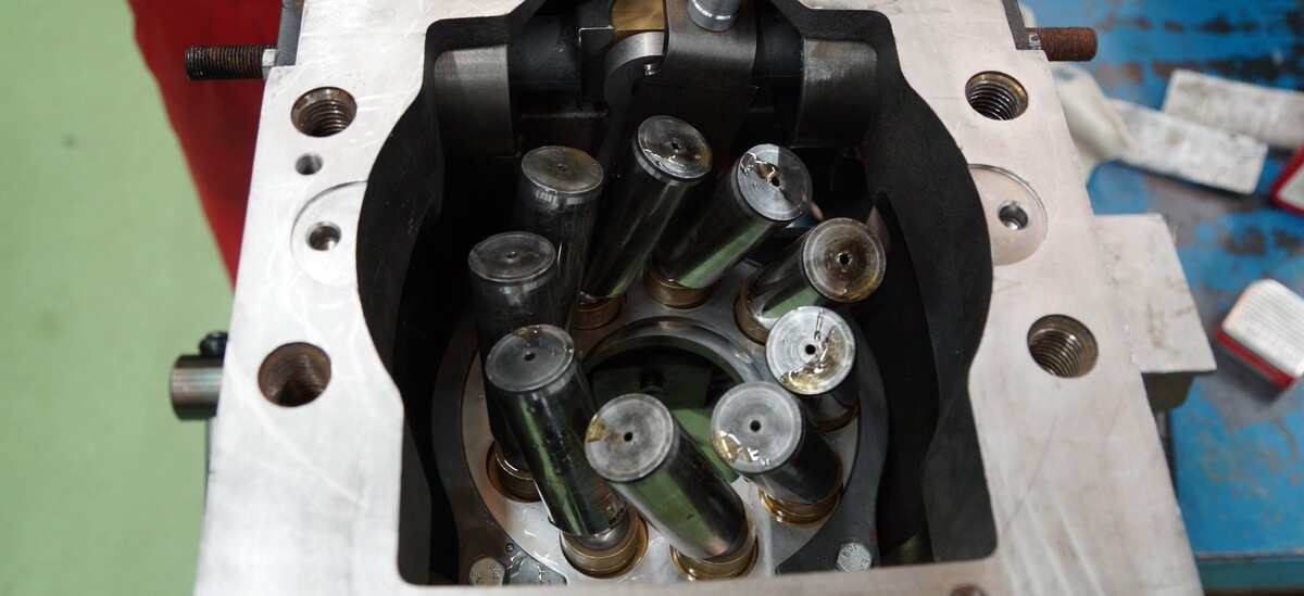 Réparation d'une pompe hydraulique à pistons Sauer Danfoss Sundstrand